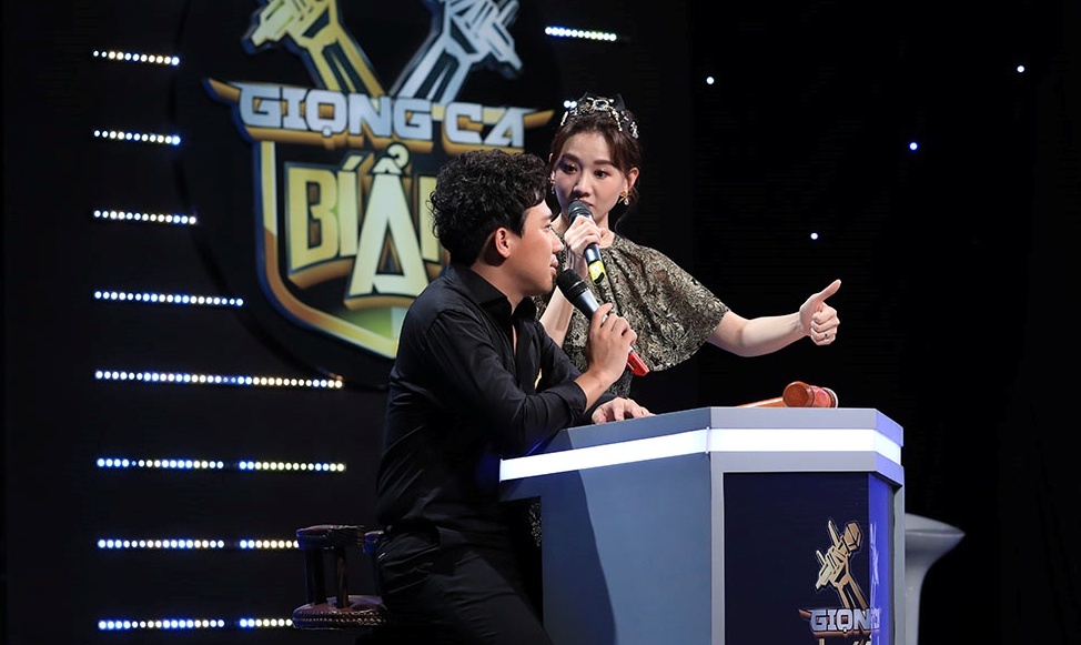 Trấn Thành đòi bỏ quay vì bị Hari Won 'đè sấp mặt' trên sân khấu