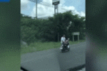 Thanh niên ngồi vắt chân, lái xe máy 1 tay chạy 64 km/h