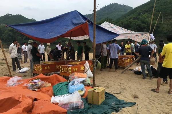 Phát hiện 3 thi thể học sinh dưới sông ở Hà Tĩnh