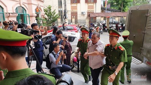 Hà Giang xử vụ tiêu cực điểm thi, vợ ông Triệu Tài Vinh vắng mặt