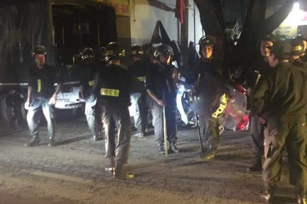 Thanh niên ở Hà Nội chém chết người rồi cầm dao cố thủ trong nhà