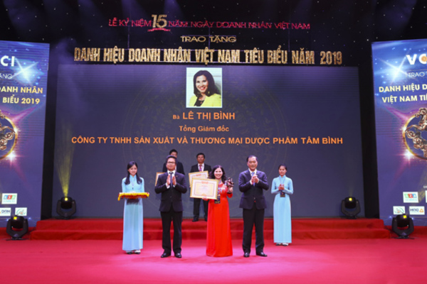 Dược sĩ Lê Thị Bình nhận danh hiệu Doanh nhân Việt Nam tiêu biểu 2019
