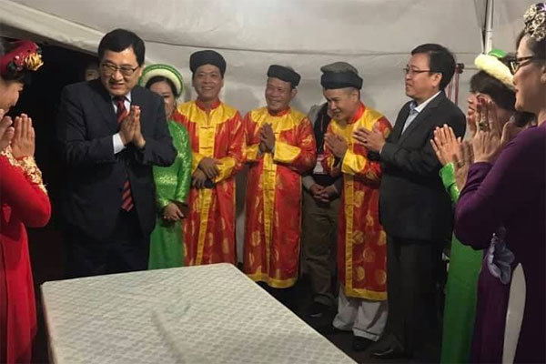 Huế lên tiếng về việc nghệ sĩ bị lãnh đạo tranh suất đi nước ngoài