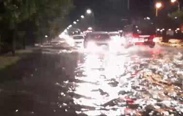 Đường ven biển Đà Nẵng ngập sâu sau mưa lớn