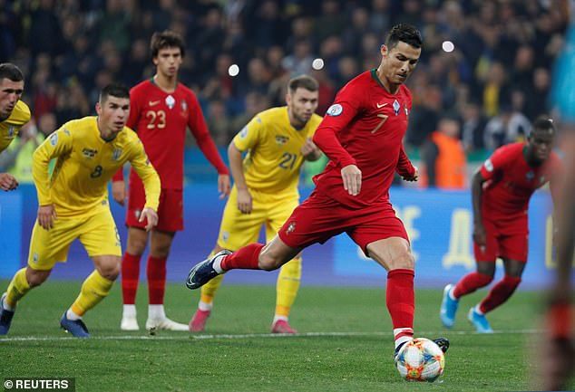 Ronaldo ghi bàn thứ 700, Bồ Đào Nha thua cay đắng Ukraine