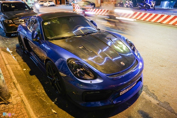 Cận cảnh Porsche Cayman độ phong cách xe đua ở TP.HCM