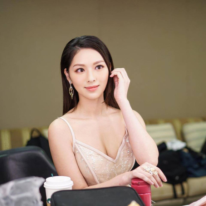 Hoa hậu Hong Kong gây sốc khi diễn cảnh tắm táo bạo trên truyền hình