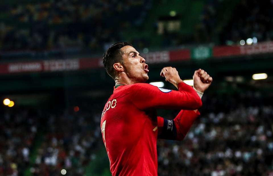 Ronaldo ghi 700 bàn thắng, MU tự hào có công lớn