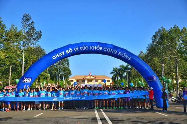 Hơn 500 vận động viên chạy bộ vì sức khỏe cộng đồng