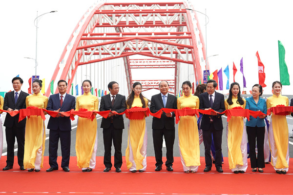 Thủ tướng cắt băng thông xe cây cầu vòm nhịp lớn nhất Việt Nam