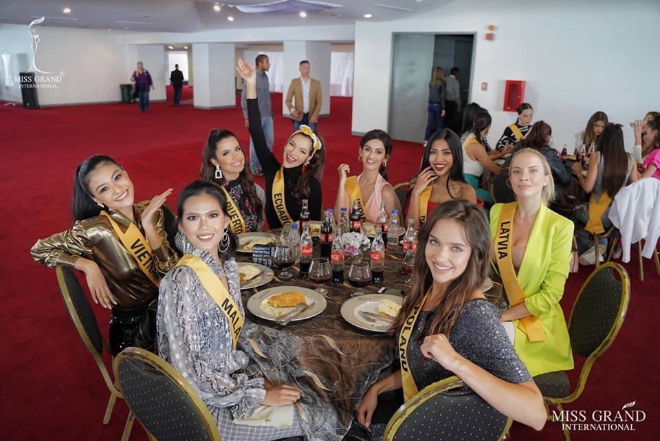 Kiều Loan nổi bật lấn át dàn thí sinh Hoa hậu Hòa bình Quốc tế 2019