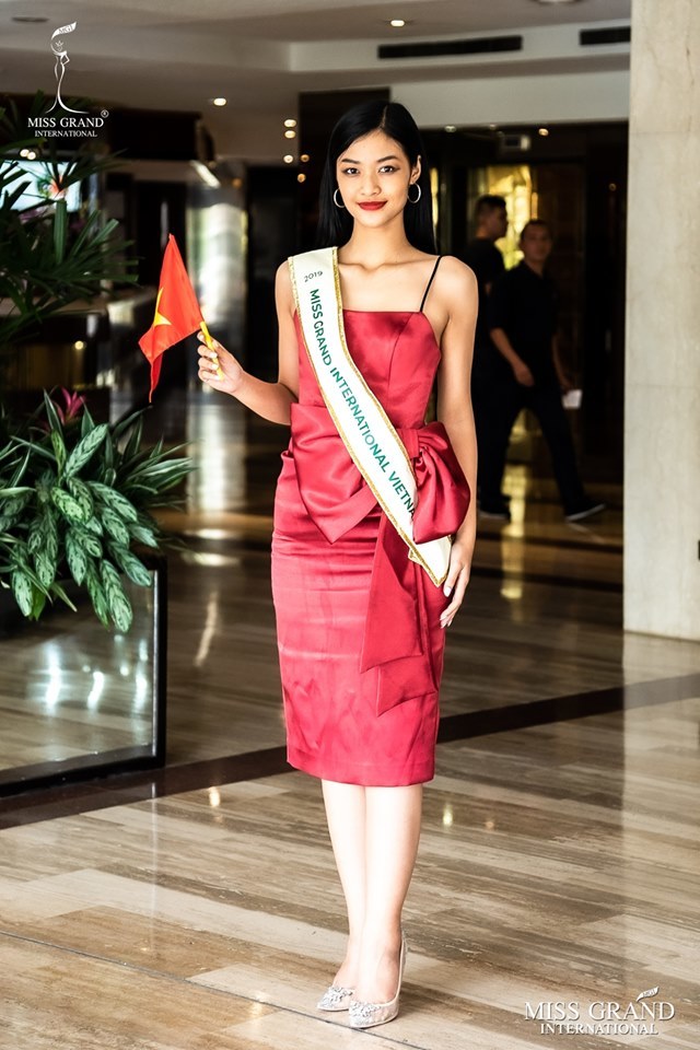 Kiều Loan nổi bật lấn át dàn thí sinh Hoa hậu Hòa bình Quốc tế 2019