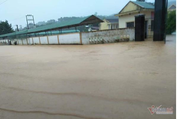 Hơn 7.000 học sinh Hà Tĩnh không thể đến trường vì nước ngập