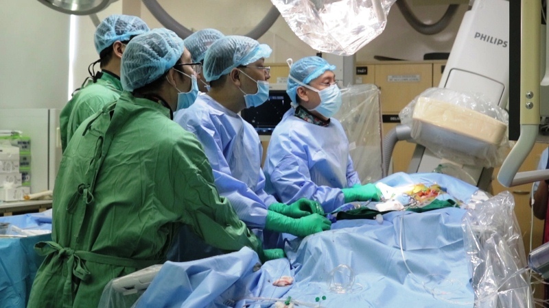 Những bệnh nhân đầu tiên được thay van tim qua da không cần mổ