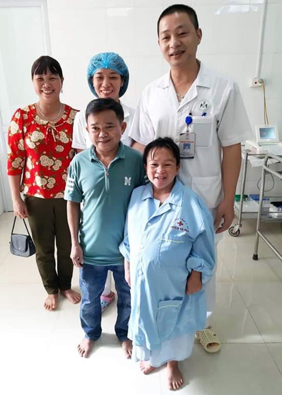 Niềm vui vỡ òa trước cửa phòng sinh của cặp vợ chồng ‘tí hon’ ở Phú Thọ