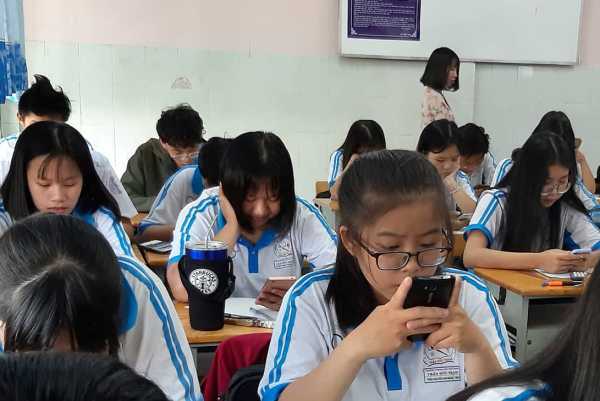 Học sinh Sài Gòn làm bài thi học kỳ trên điện thoại