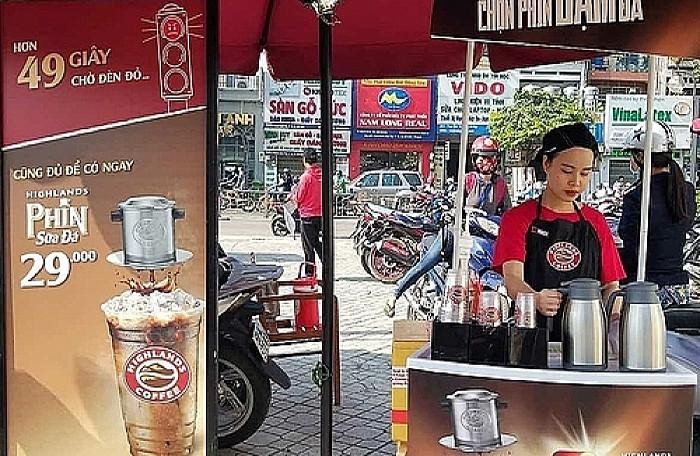 Coffee chains move to streets to sell their products