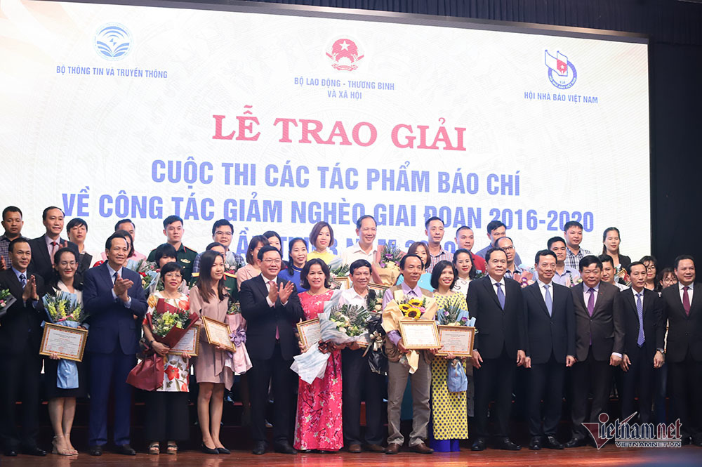 Phó Thủ tướng xúc động khi cụ bà Thanh Hoá đạp xe xin thoát nghèo