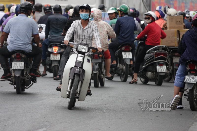 Vội vã quặt xe chạy trốn cảnh sát 141, cô gái nổi nhất phố Hà Nội