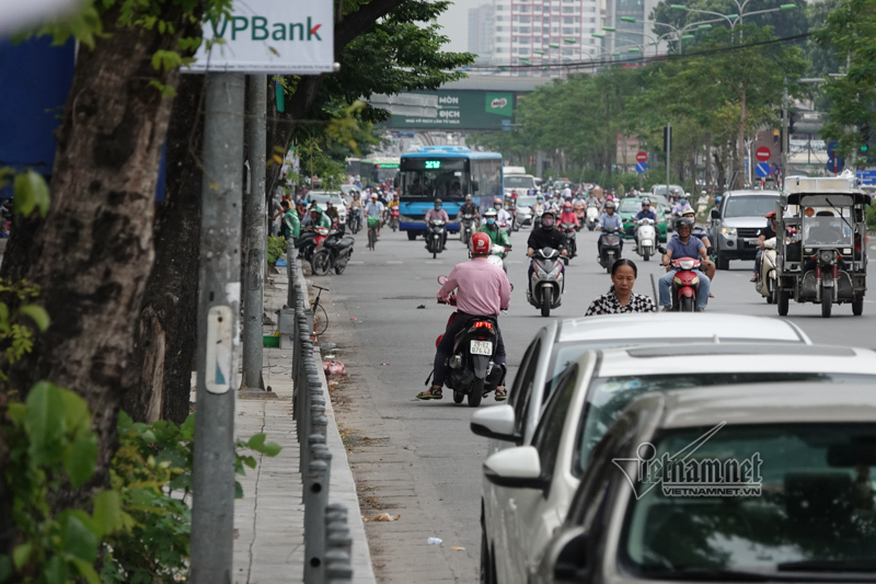 Vội vã quặt xe chạy trốn cảnh sát 141, cô gái nổi nhất phố Hà Nội