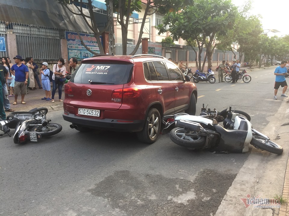 Nữ tài xế lái ô tô tông xe máy văng ngổn ngang trên phố Sài Gòn ...