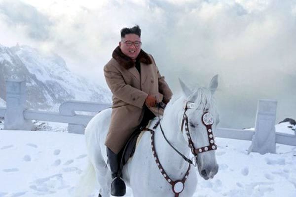 Kim Jong Un cưỡi ngựa thăm núi thiêng, lên án Mỹ