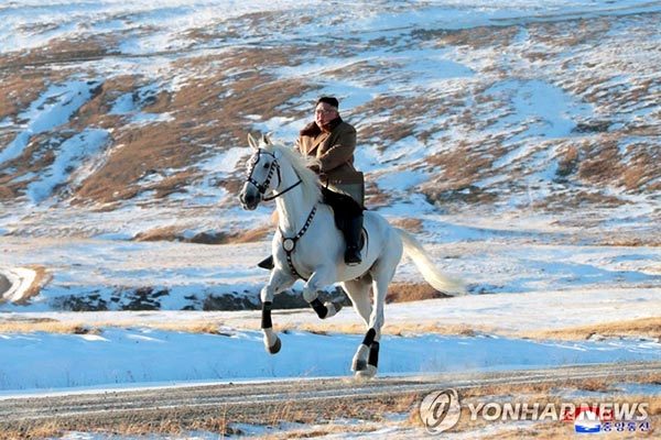 Kim Jong Un cưỡi ngựa thăm núi thiêng, lên án Mỹ