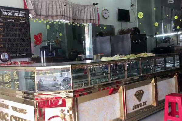 Tên trộm dỡ mái tôn, đu dây dù đột nhập tiệm vàng ở Tiền Giang