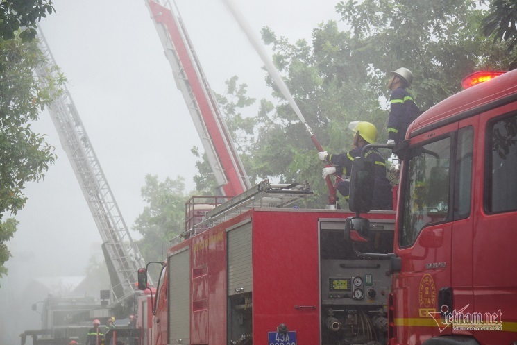 Trực thăng, cứu hỏa triệu đô trình diễn chữa cháy dưới mưa tầm tã