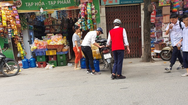 'Cháy hàng' nước đóng bình loại bình 20L, dân Hà Nội phải mua giá gấp 3