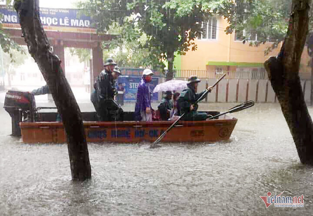 Mưa lớn kỷ lục ở Vinh, xuồng cứu hộ rẽ sóng trên phố