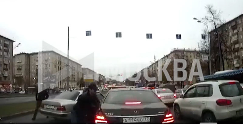 Video toán người táo tợn bắn vào ôtô, cướp tiền giữa ban ngày ở Moscow
