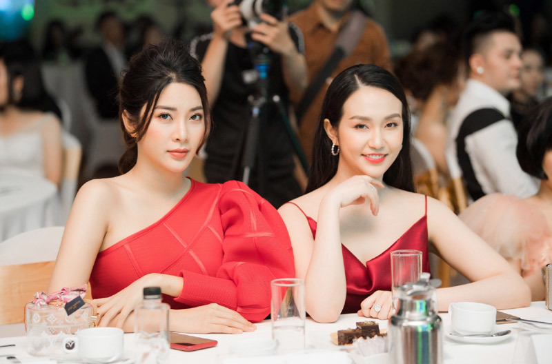 Yan My diện váy đỏ lệch vai khoe dáng gợi cảm