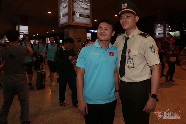 Tuyển Việt Nam bị “quây rát” khi trở về sau trận đại thắng Indonesia