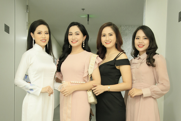 Thi sắc đẹp vì môi trường, các nữ nhà báo không mặc áo tắm