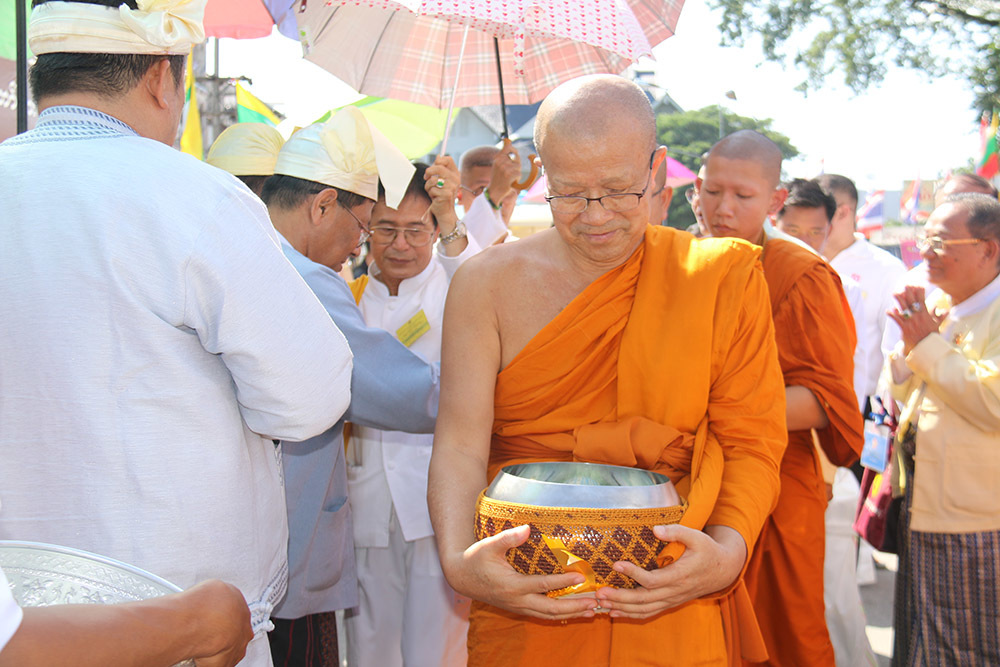 Xe tải chở đầy bánh kẹo cúng dường cho 500 nhà sư đi khất thực xuyên biên giới