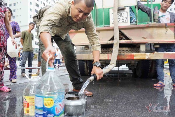 Trường học Hà Nội mua nước sạch nấu ăn cho học sinh