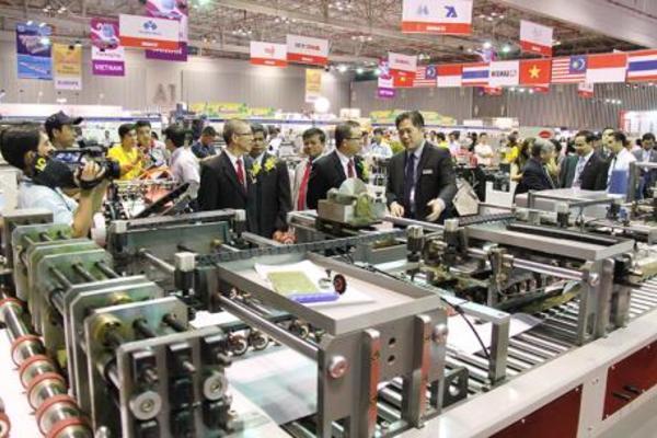 Khai mạc chuỗi triển lãm về máy móc, thiết bị công nghiệp