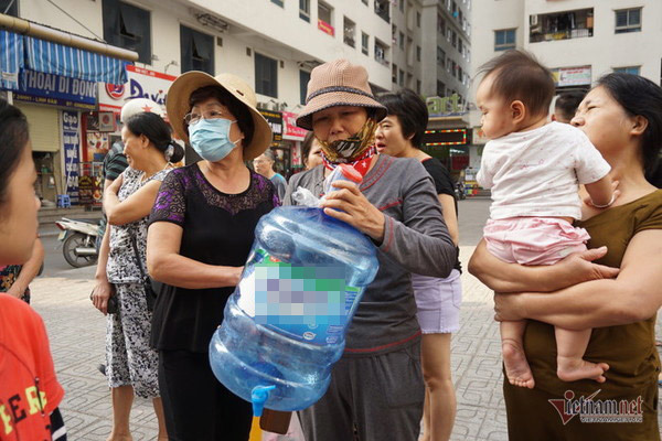 '. Hà Nội mất nước, dân đổ xô mua nước đóng chai nấu ăn, chuyên gia khuyến cáo .'