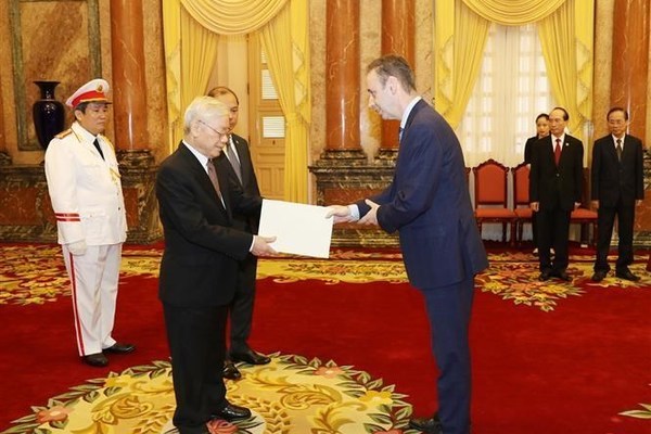 Vietnamese President receives newly-accredited ambassadors