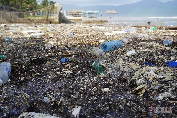 3 ngày mưa xối xả, rác chất đống cả bờ biển Đà Nẵng