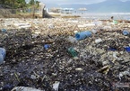 3 ngày mưa xối xả, rác chất đống cả bờ biển Đà Nẵng