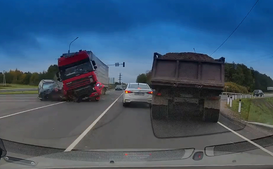 Vượt đèn đỏ, xe container gây tai nạn kinh hoàng