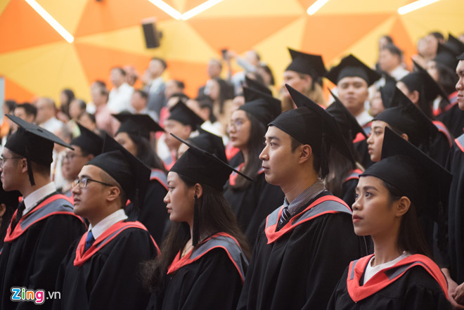 In Vietnam, many bachelor’s-degree graduates can't find jobs