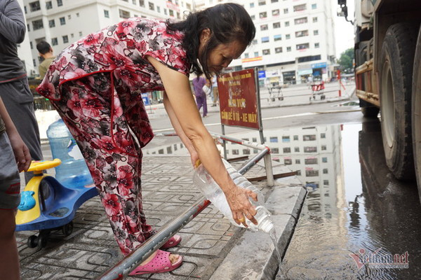 Nước tiếp tế có mùi tanh bị cư dân Linh Đàm đổ bỏ: Xe téc có váng dầu