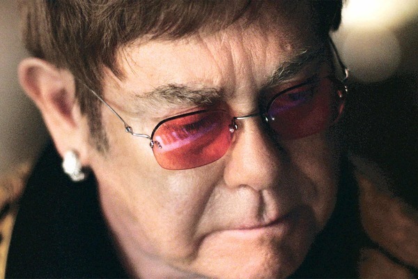 Đời sống tình dục khác thường của Elton John