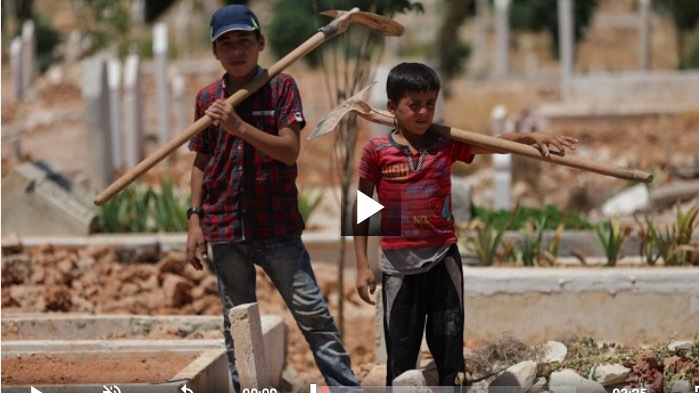 Những đứa trẻ đào mộ ở mảnh đất chết chóc nhất hành tinh
