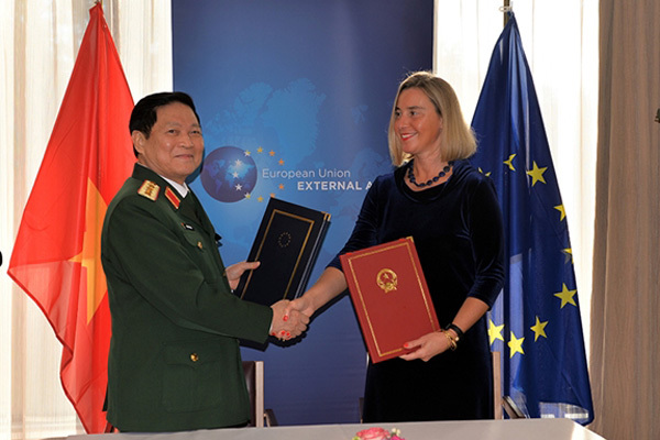 Việt Nam và EU ký Hiệp định về hợp tác quốc phòng