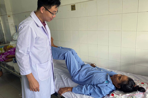 Bệnh nhân đầu tiên ở miền Tây bị liệt chân do ung thư di căn có thể đi lại được