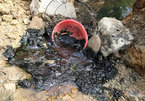 Bắt 2 đối tượng đổ dầu thải gây ô nhiễm nguồn nước sông Đà